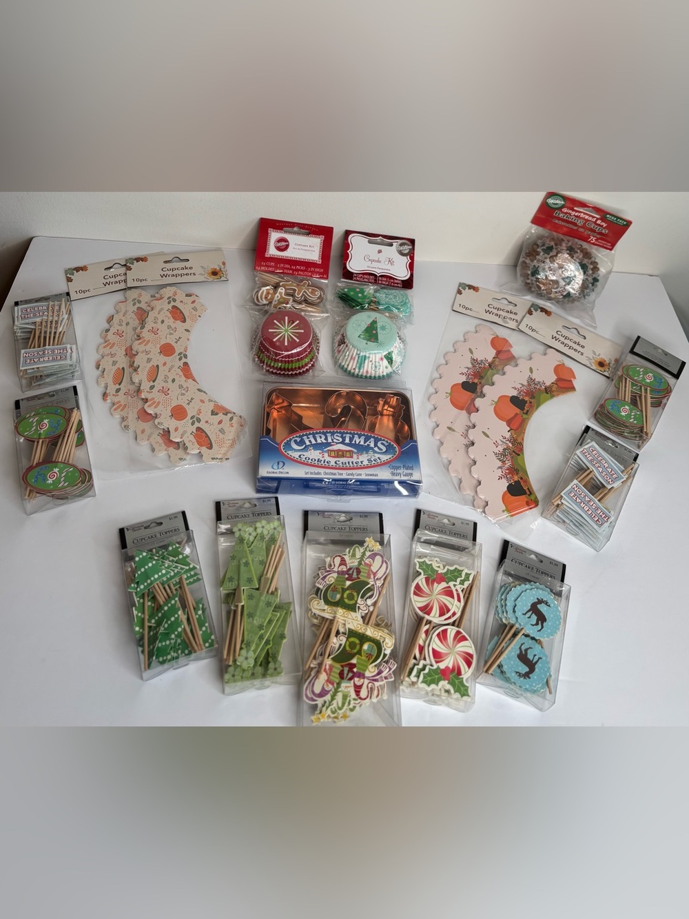 HOLIDAY BAKERS BUNDLE!! COOKIE CUTTERS, CUPCAKE BAKING CUPS, ETC. (ALL NEW)🎄